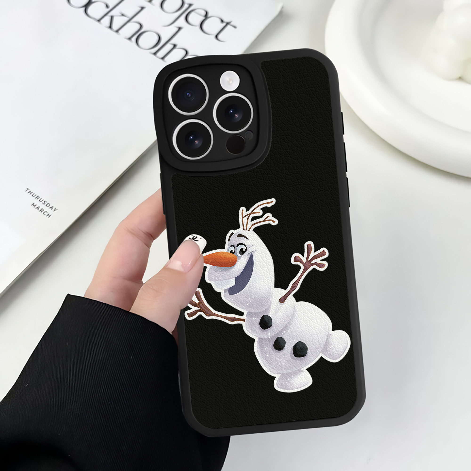 （画像用） アナと雪の女王 アンナ エルサ Frozen Anna Elsa 【iPhone 16シリーズ対応】シリコンスマホケース（レザー調） 材質：シリコン